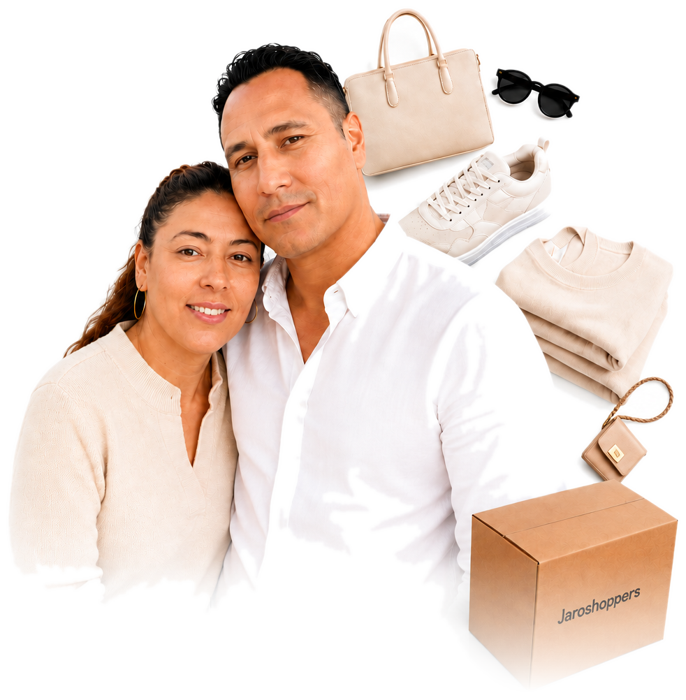 Natalia y Daniel, fundadores de Jaroshoppers, junto a productos comprados en Estados Unidos
